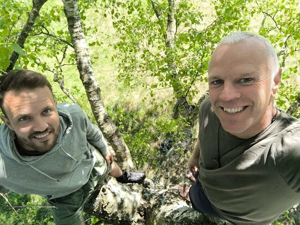 Frederik og Norbijørn fasciliterer Cacaceremoni i Hjerteteltet