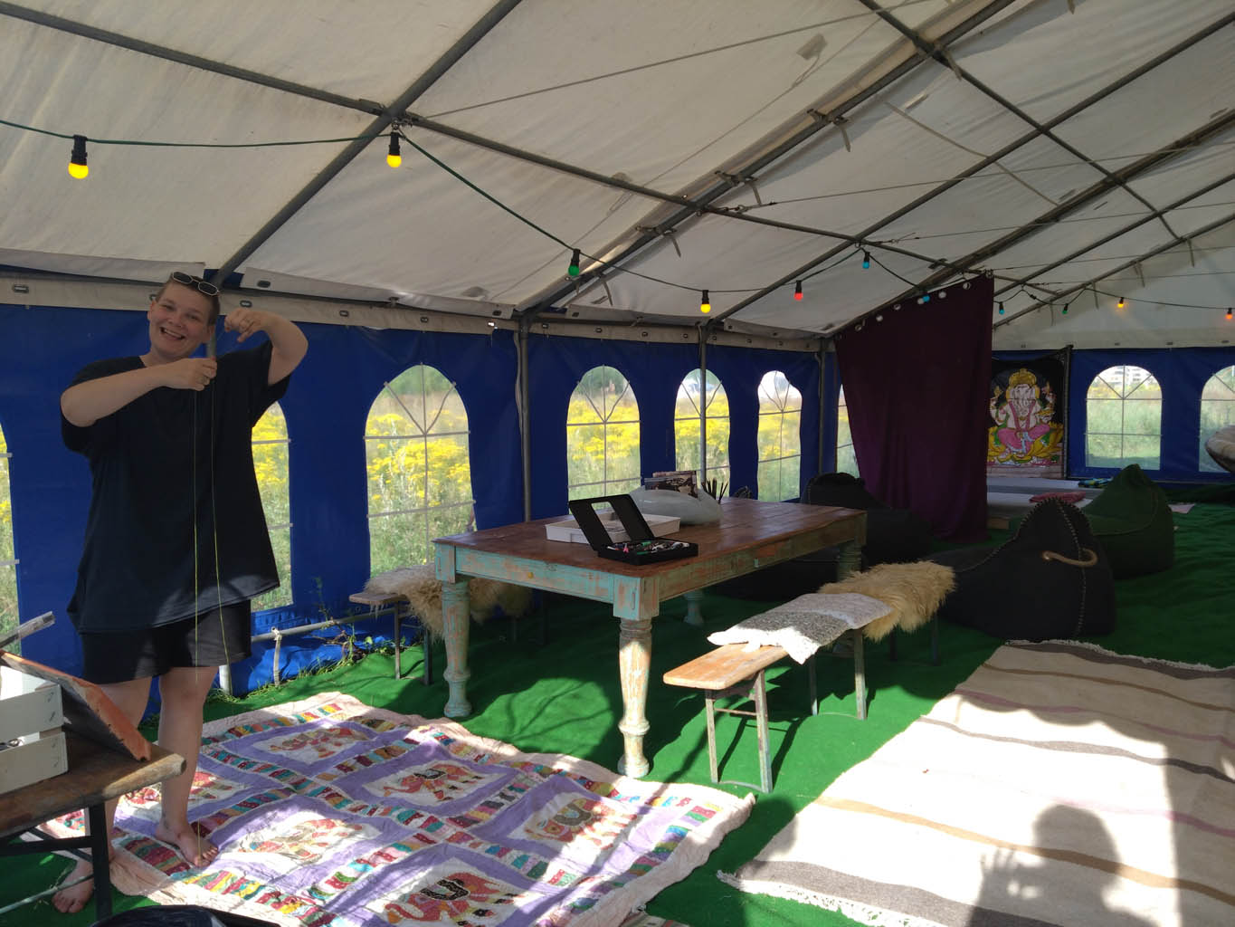 Sofie indretter Hamam-teltet