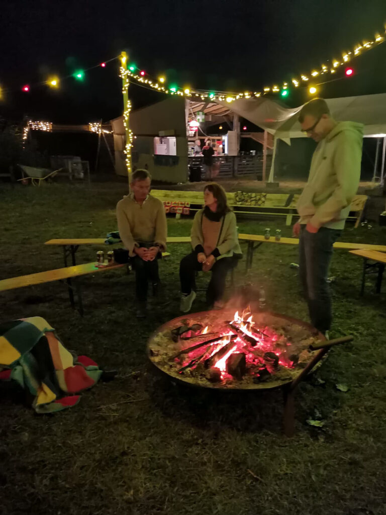 Greven + søster nyder bålets sidste gløder inden det er god nat for i år 2024